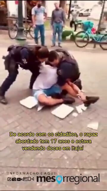 Pretorianos prendem rapaz pelo “crime” de vender alfajor