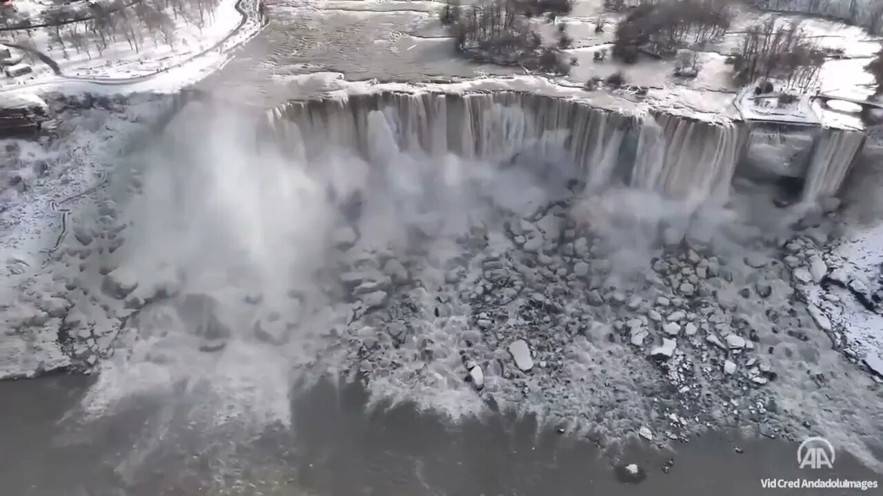 Frio extremo congela cataratas do Niágara