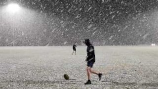 Após mais de meio século neve surpreende treino de futebol australiano