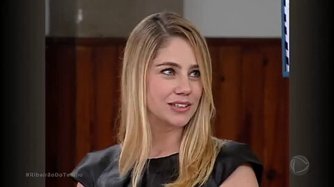 Karina provoca Filomena ao se encontrarem no cartório .