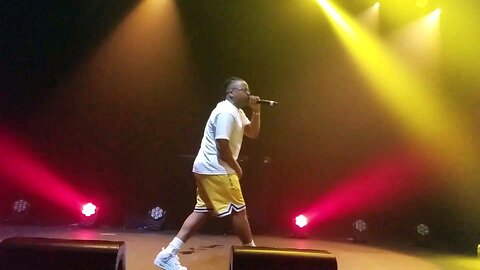 Azizi Gibson live (2017)