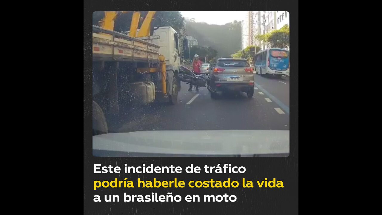 Moto atrapada entre dos coches salva la vida de su propietario