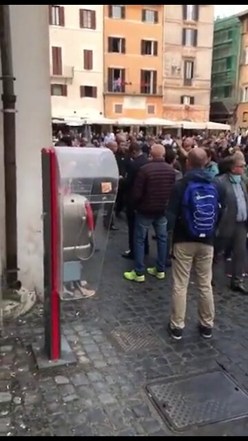 Pessoas se juntam para ver o presidente Bolsonaro em Roma/Itália.