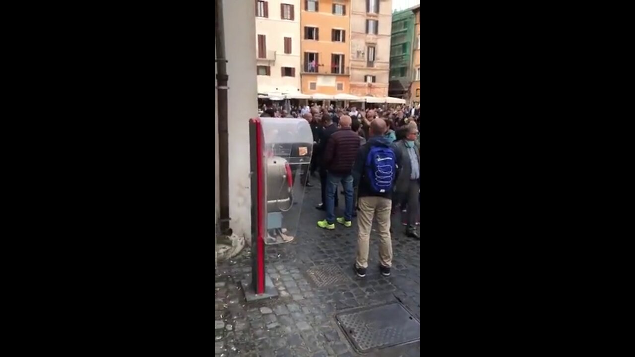 Pessoas se juntam para ver o presidente Bolsonaro em Roma/Itália.