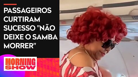 Bombou nas redes: Alcione anima voo atrasado com 'show' particular