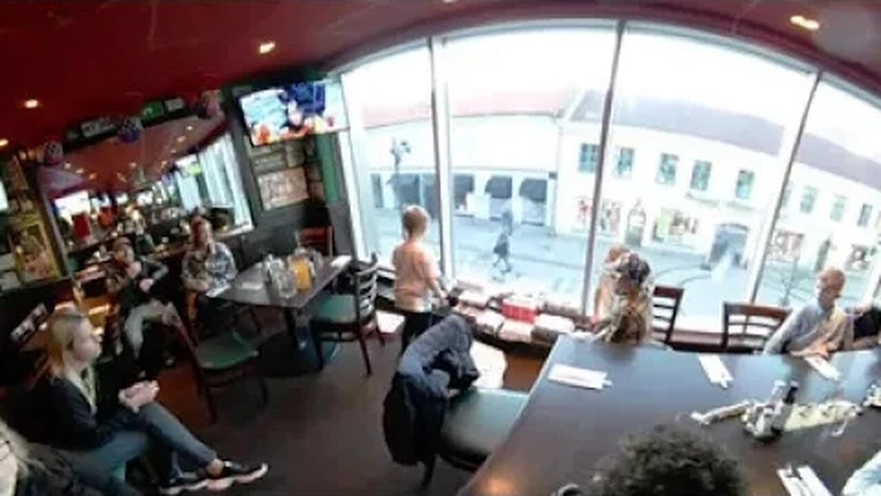 Eric har bowling kalas pĆ„ O'Learys i Halmstad och har precis gjort en strike. šššš