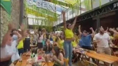 Torcedores comemoram gol do Brasil contra Suíça em bares do Sudoeste (DF)