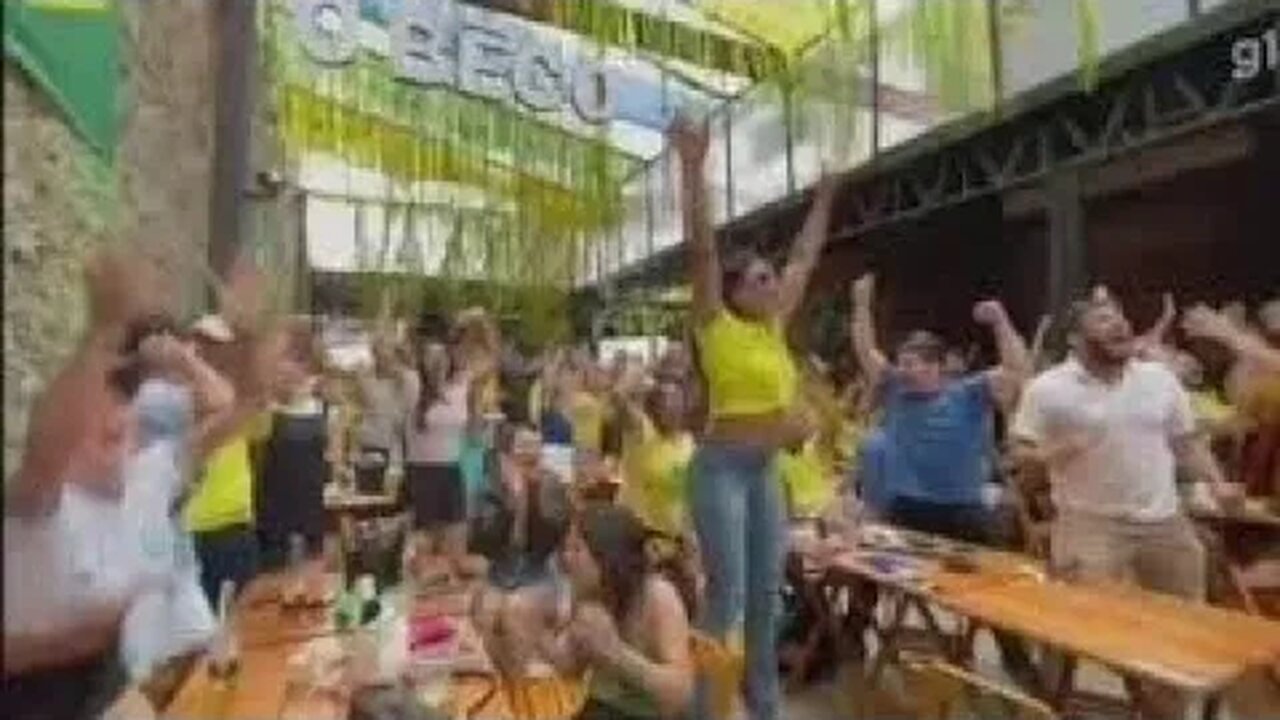 Torcedores comemoram gol do Brasil contra Suíça em bares do Sudoeste (DF)