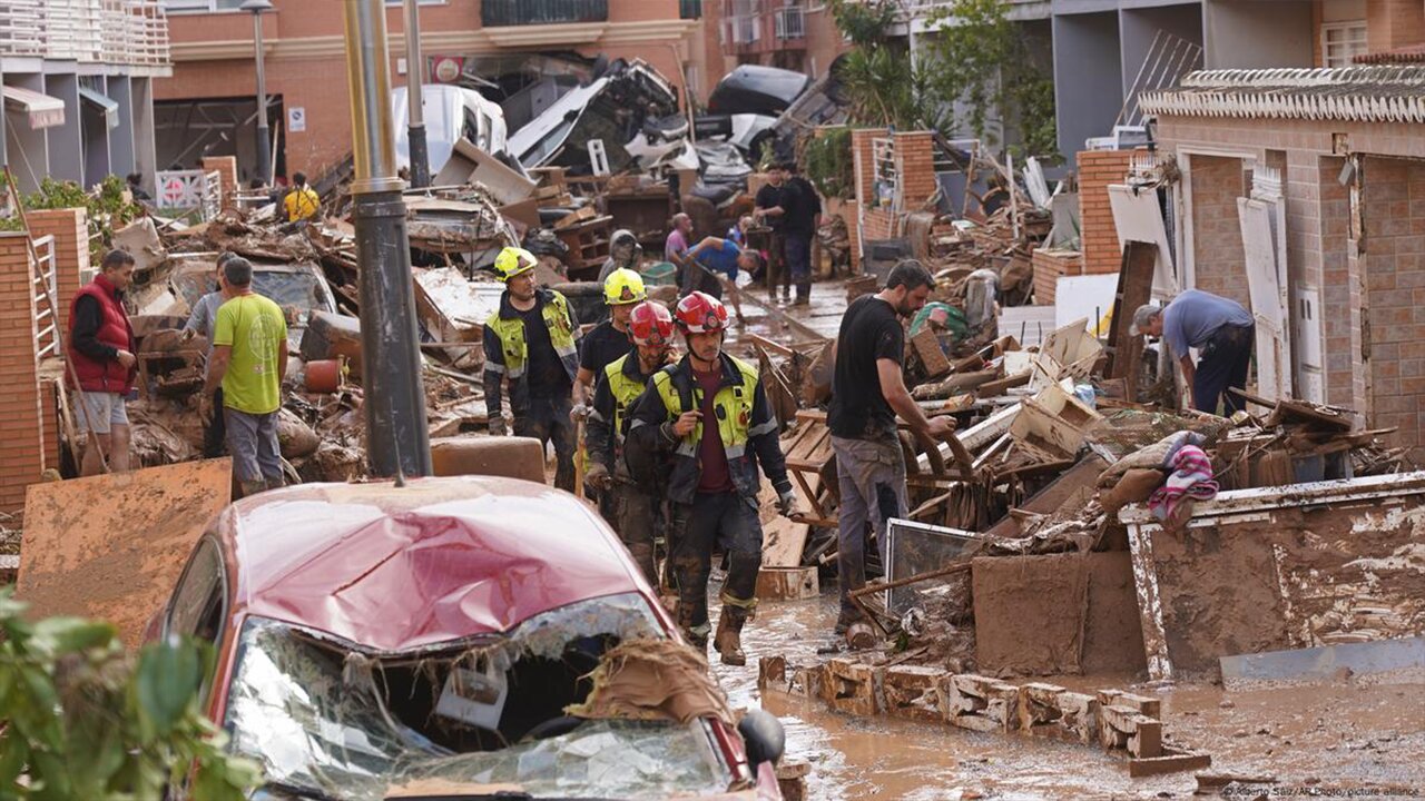 Spain floods: searchers scour car parks and malls amid fears death toll will rise