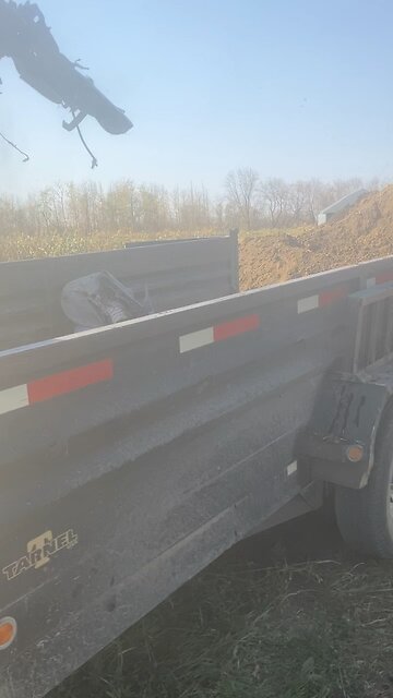 putting el clappo in the trailer