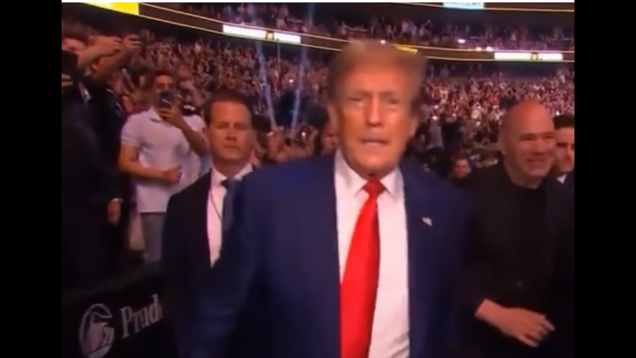 President Trump Enters UFC and the crowd goes WILD ! 💃🏻🥊