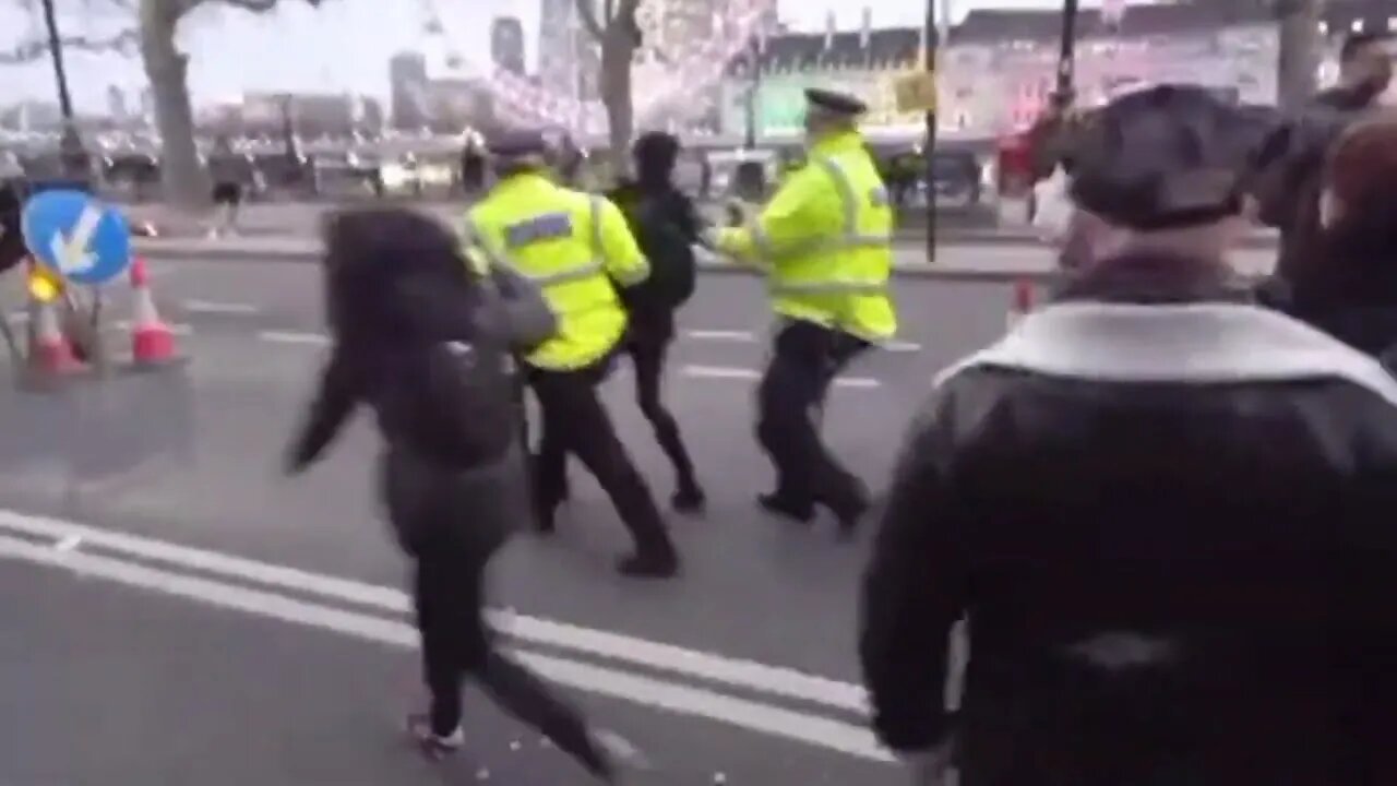 POLICE ARREST TWO AFTER KIER STARMER TAKEN AWAY 👮♂️👮♀️👮👮♂️👮♀️👮👮♂️👮♀️👮#metpolice