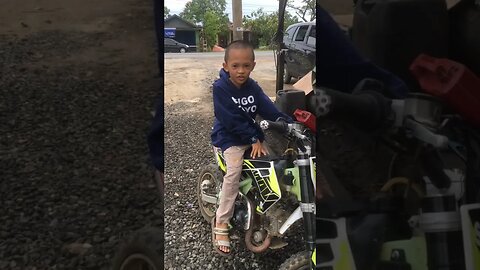 Yazid naik motor trail