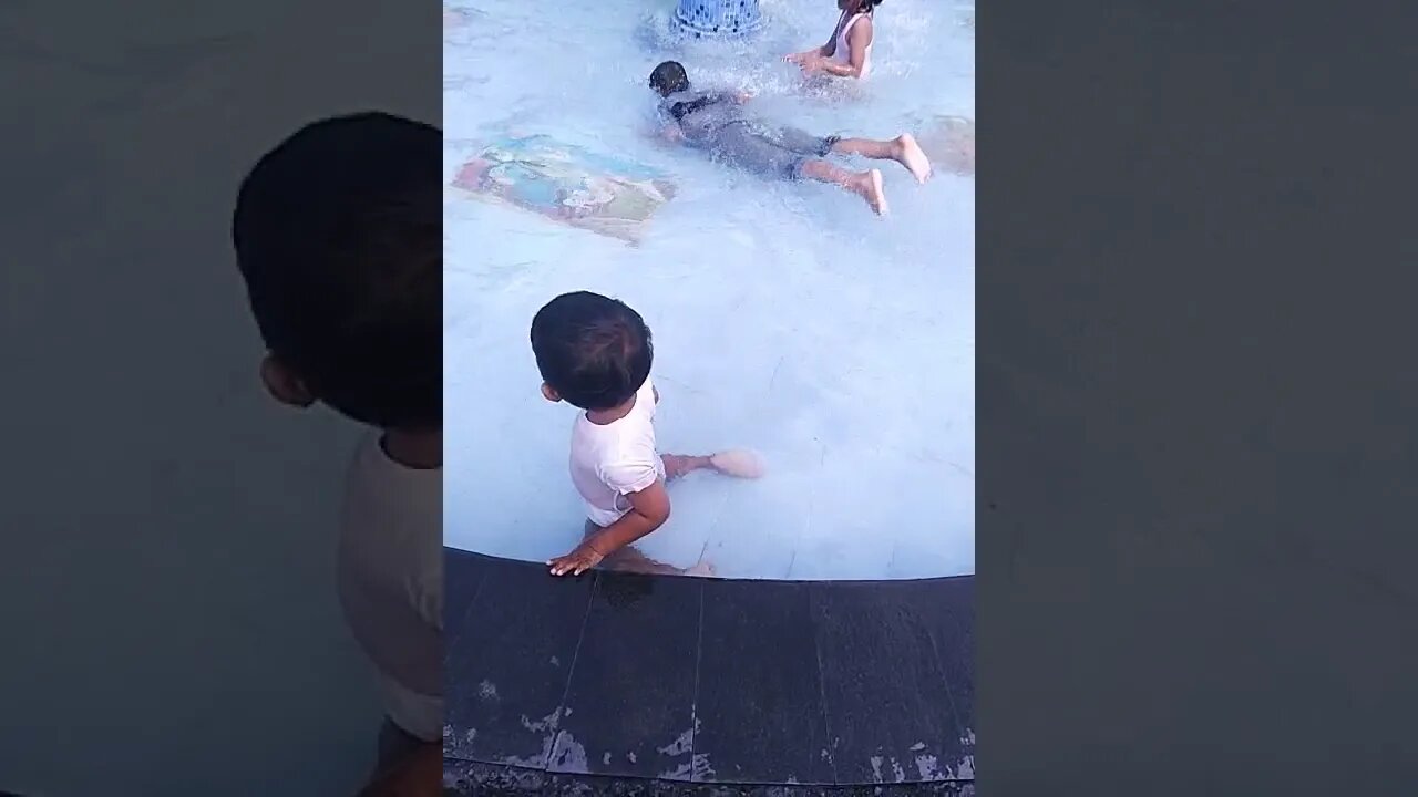 Berenang di kolam terisi indramayu #shorts #liburan #kolam #anak #berenang