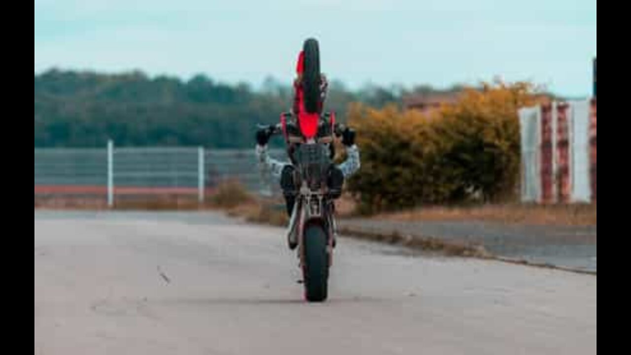 Motociclista tenta fugir com estilo à polícia mas dá-se muito mal