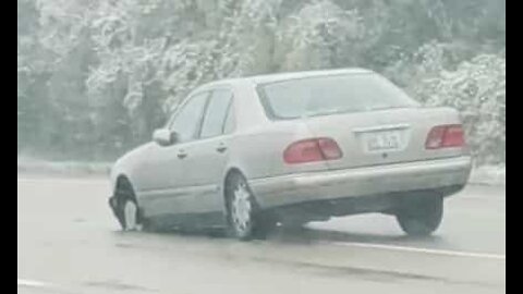 Il conduit sans pneu avant sous la pluie