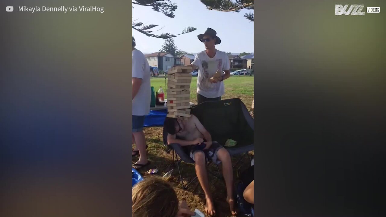 Une partie de Jenga extrêmement périlleuse