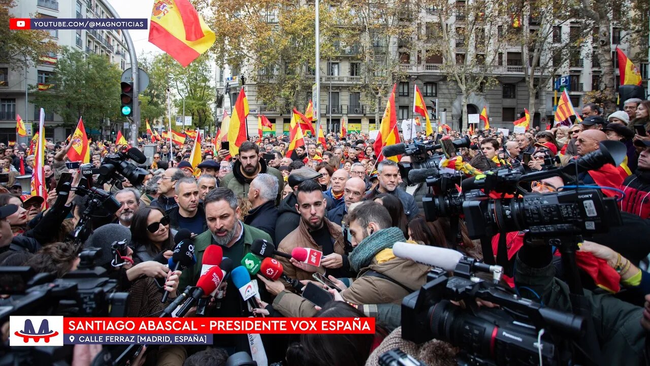 🇪🇸 VOX | Santiago Abascal recibe el cariño de los patriotas en Calle Ferraz, Madrid (6 dic 2023)