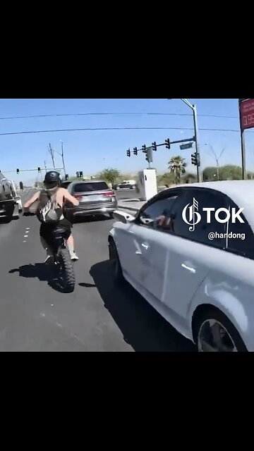 MOTORCYCLIST VANDALIZE RANDOM CAR🚘🏍️📸GETS SHOT AT ON MAIN TRAFFIC ROAD🏍️💥🔫🚘💫