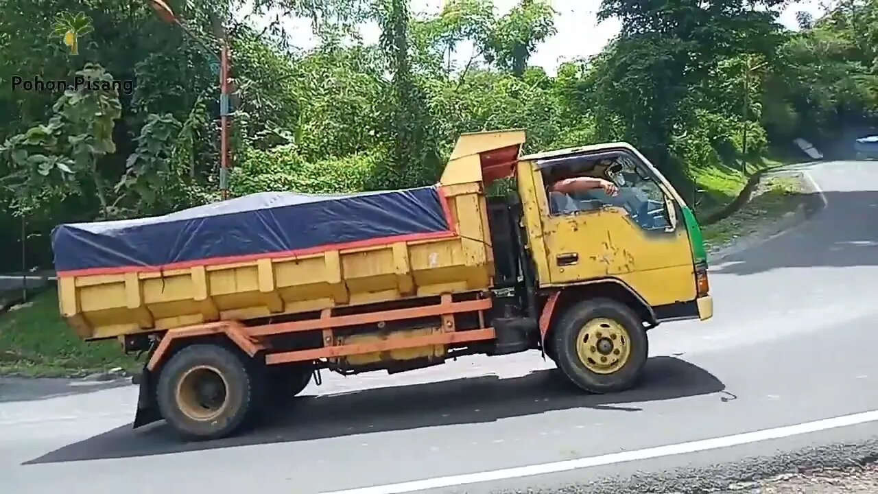 Dump Truk Canter Muatan Batu Gunung Tancap Gas Di Tikungan Tajam