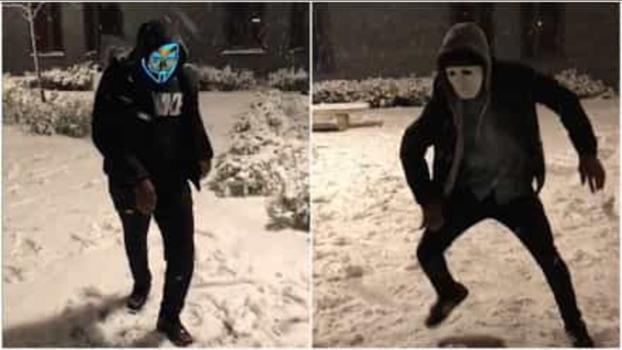 Grupo de mascarados dança na neve na Inglaterra