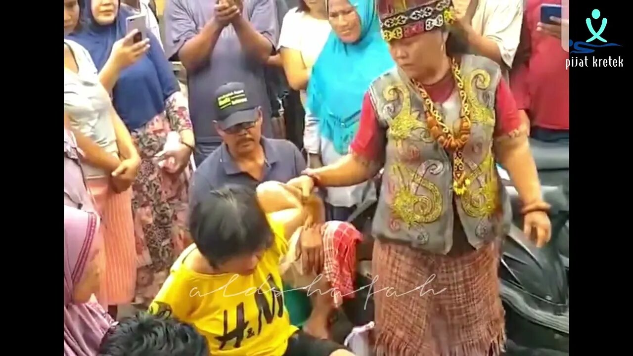 Pengobatan Ibu Ida Dayak | lengan patah bergelombang