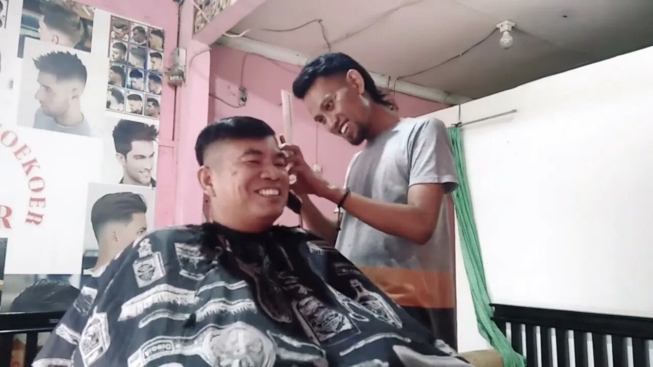 Potong rambut bos yang punya kontrakan