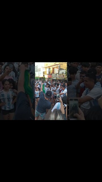 Argentinos queimando bandeira do Brasil após vitória da seleção argentina na Copa do Mundo
