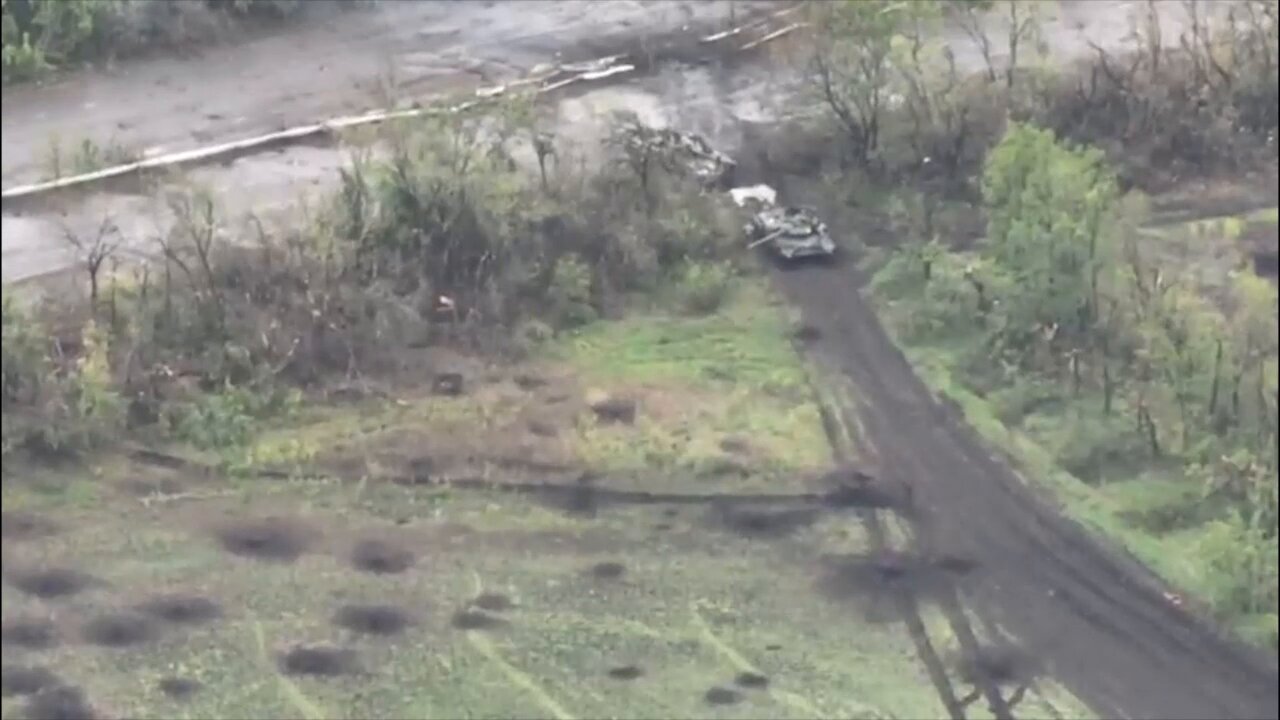 Ukrainian forces take off running from DPR artillery corrected by a drone