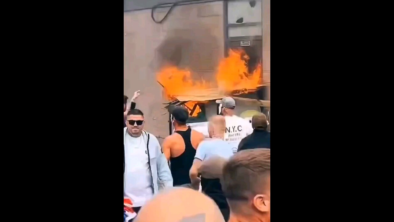 🇬🇧❗️The British began to burn down the hotel in which migrants were taking refuge!