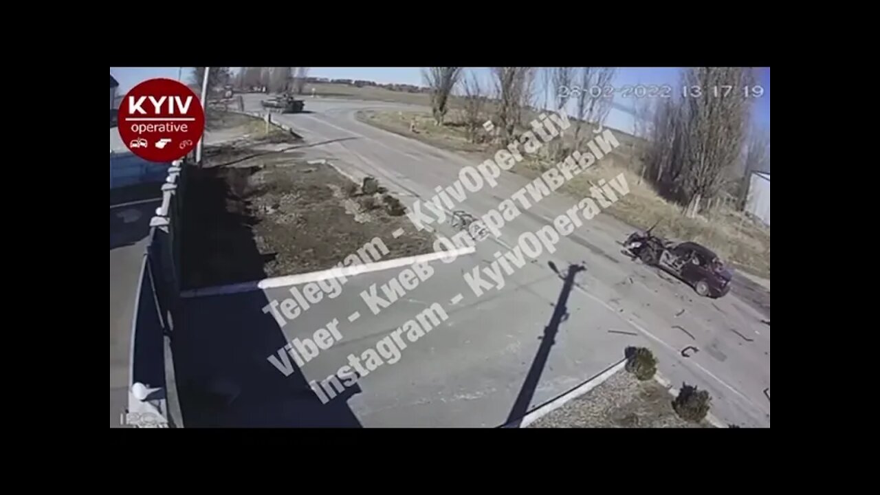 俄罗斯军队攻击平民的现场。俄军坦克精准地炮击私家车，一对老人被炸死。