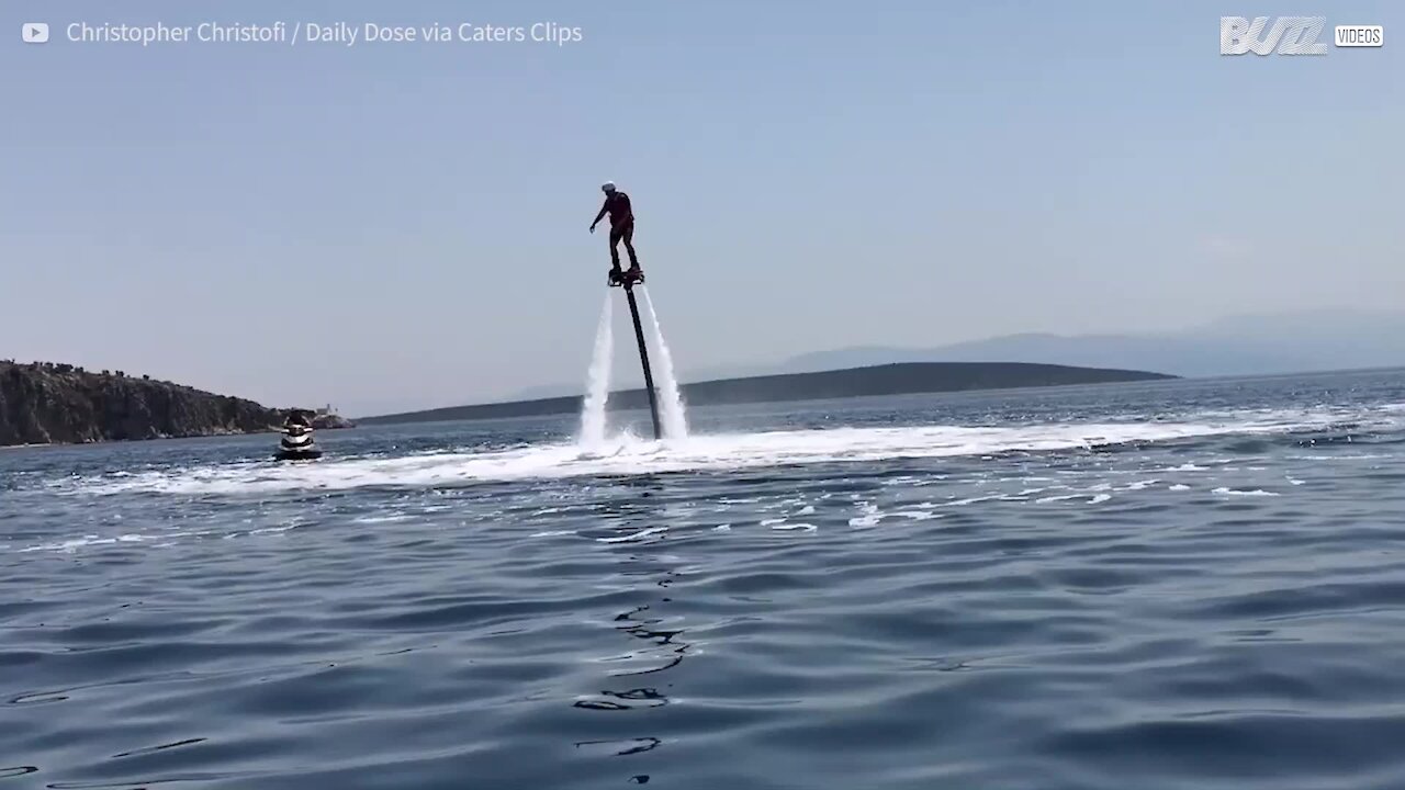 Sa figure en flyboard finit par... tomber à l'eau