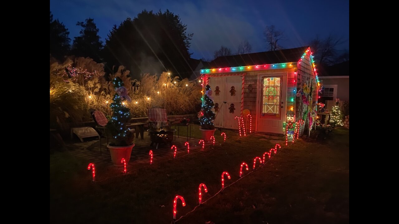 Debra's Simple Garden, The Gingerbread House and Mistletoe