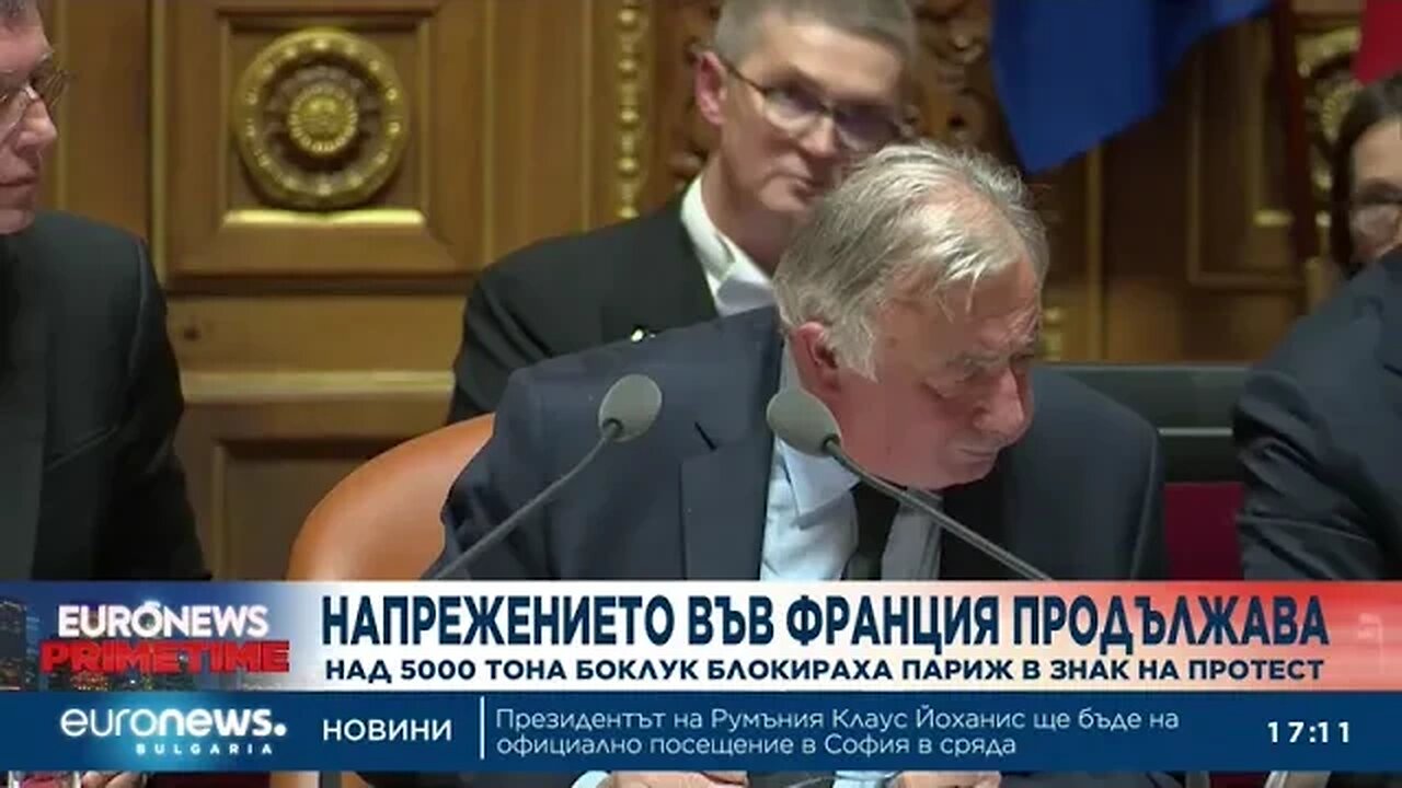 Над 5000 тона боклук заляха улиците на Париж, стачката продължава