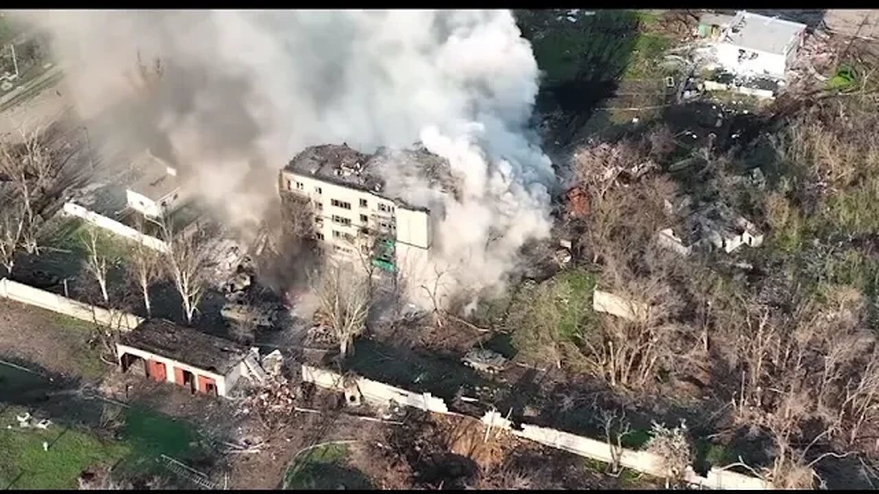 Russian tank shelling apt buildings in Ukraine