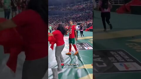 فرحة لاعبي ⁧‫المغرب‬⁩ واحتفالهم مع أمهاتهم بعد الفوز على مصر ♥️👏