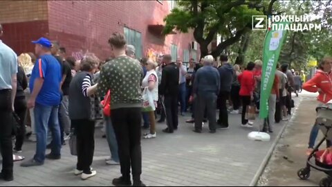 Residents of Melitopol queue to receive Russian mobile SIM cards