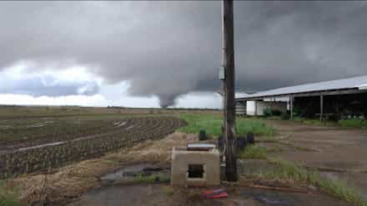 Un homme filme la formation d'une tornade au Kansas