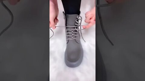 Video Tie the Shoeslace Short