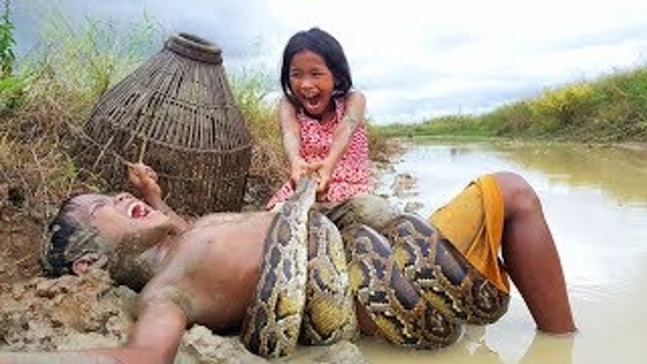 Terrifying!! Three Little Kids Catch Extremely Big Snake While Fishing (Part 2)