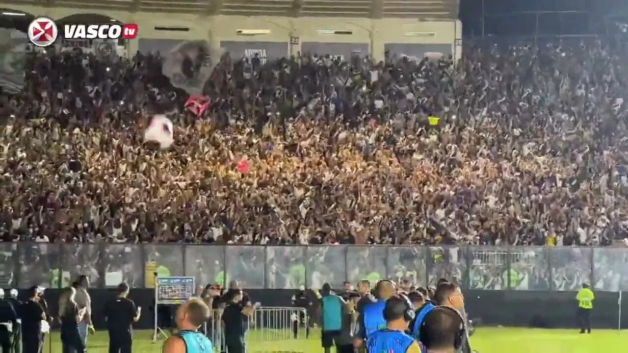 Vasco fazendo gol enquanto a torcida cantava alto - Vasco 2x0 Bangu