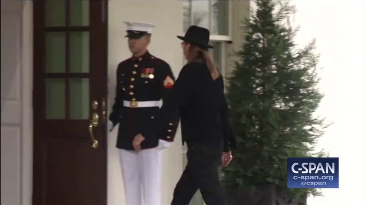 Reporter Makes Huge Mistake. Lets Kid Rock Hear Him Setting Up To Criticize White House