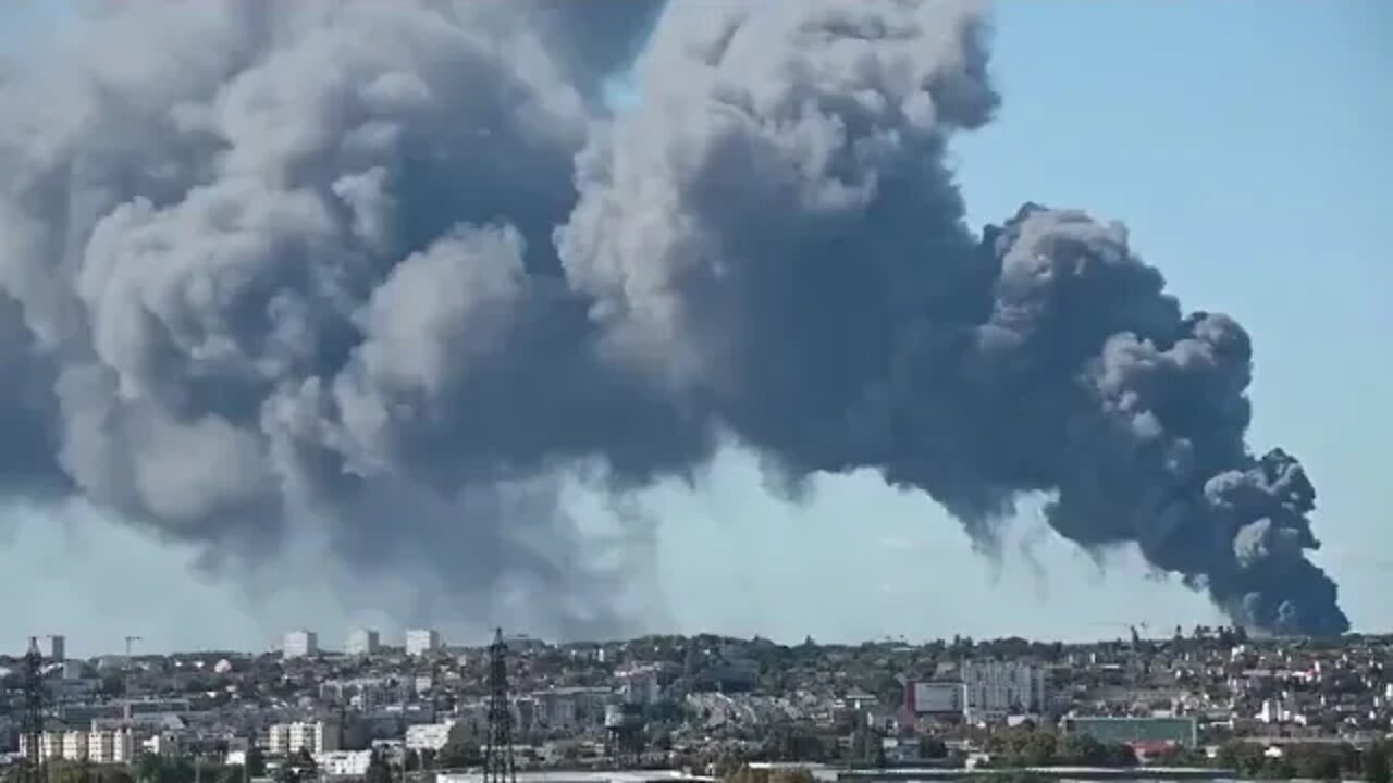 The Largest Wholesale Fresh Produce Market is On Fire in Paris!