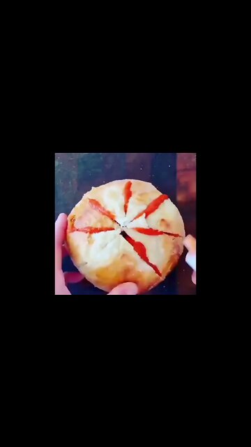 Cheesy pepperoni pizza pull apart bread | @foodiesmin on IG 🇺🇸🧀🥐🐷 #shorts