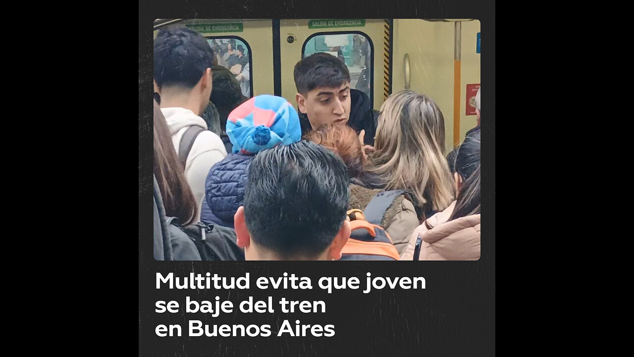 Este joven no pudo bajarse del tren por la cantidad de gente que entraba