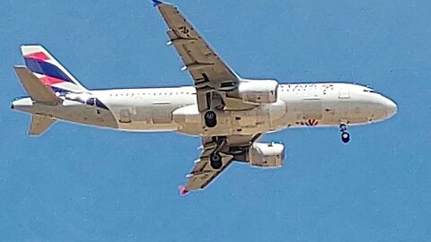 Airbus A320 PR-MYV coming from Natal and Airbus A320 PR-TYL from Salvador to Fortaleza