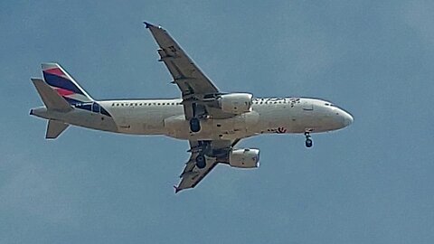 Airbus A320 PR-MHM and Boeing 737-800 PR-GUV both coming from Brasília to Fortaleza