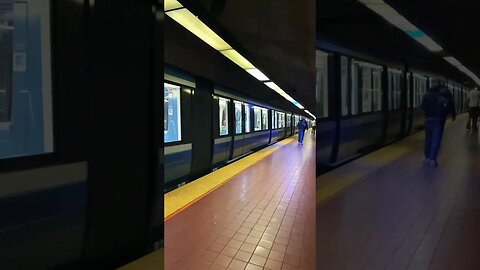 Tres sexy Montreal metro #viralvideo