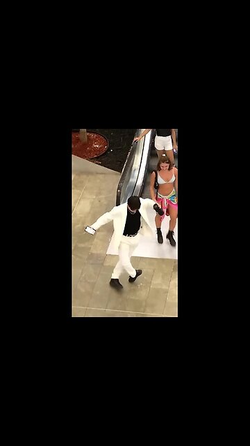 Everybody dance now!