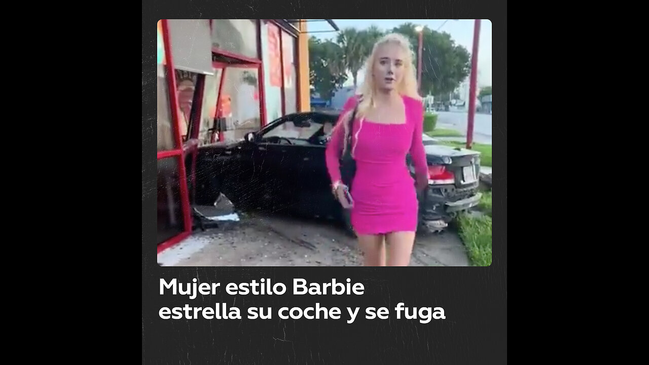 Mujer con aspecto de Barbie choca su auto contra restaurante y se da a la fuga